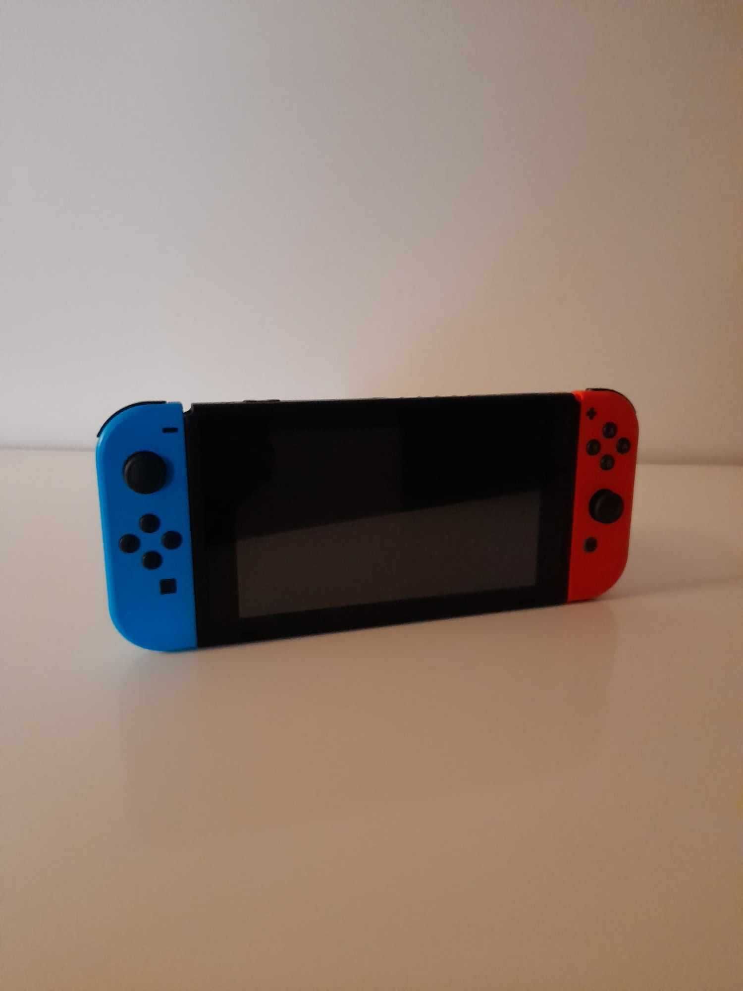 Konsola Nintendo Switch + pokrowiec