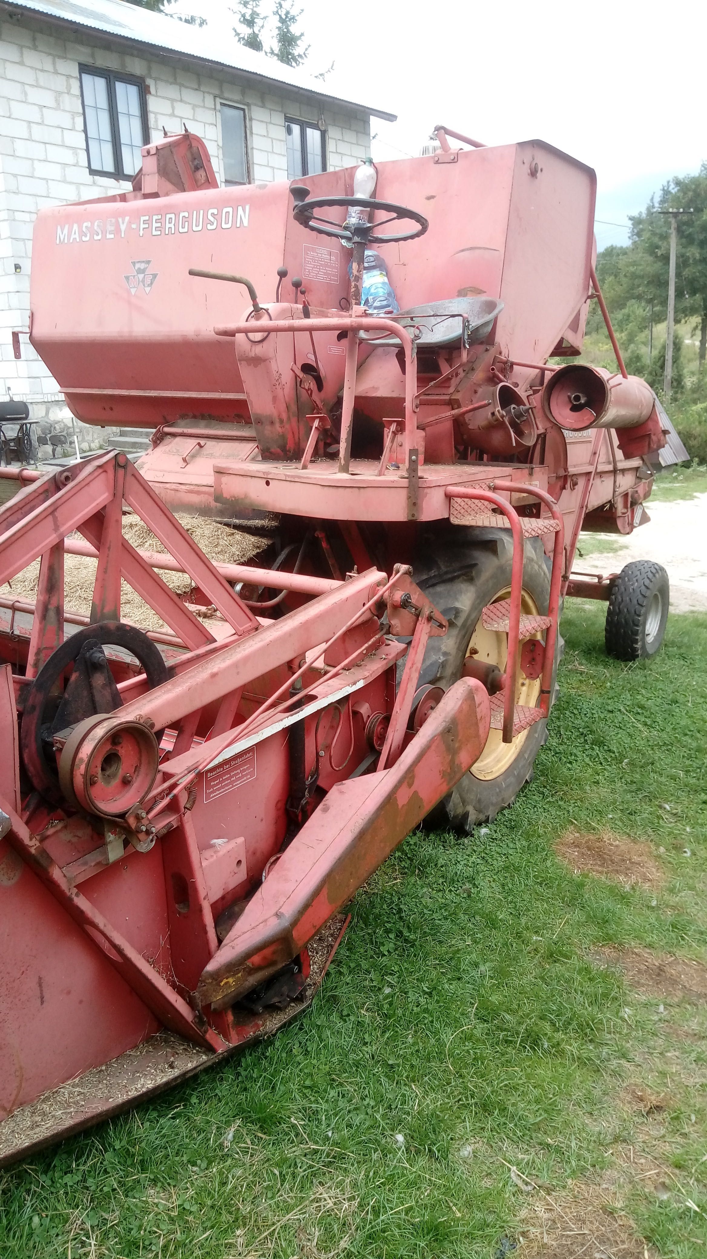 Kombajn Massey Ferguson z sieczkarnią