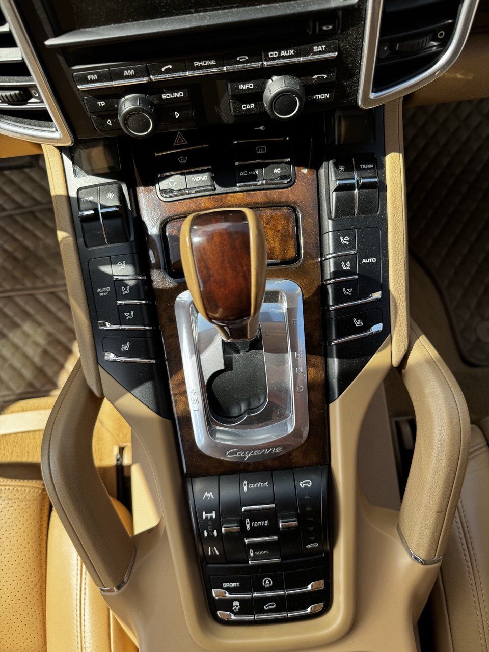 Porsche Cayenne офіційний 2011 року
