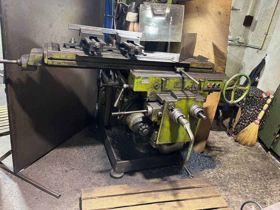 фрезерний станок 6Р82Ш