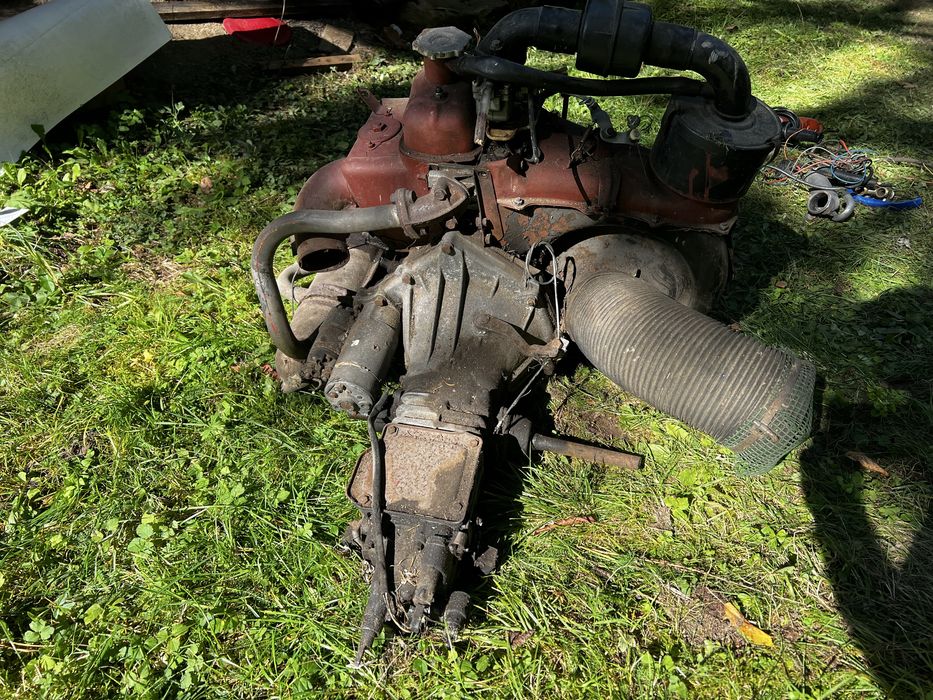 Silnik z fiata 126p (maluch) wraz ze skrzynią biegów i osprzętem.