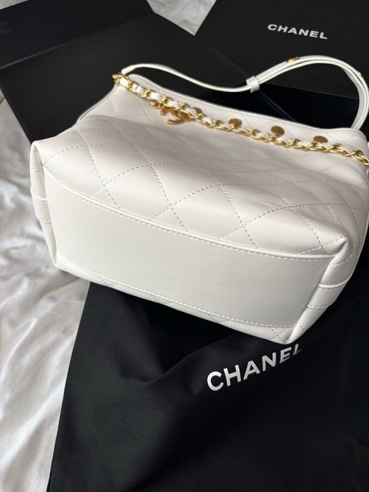 Сумка Chanel Chain Bucket Bag with Gold шкіра | біла, чорна