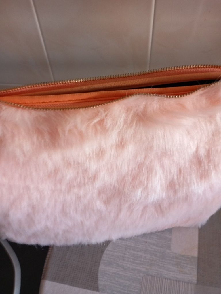 Bolsa rosa com pelo