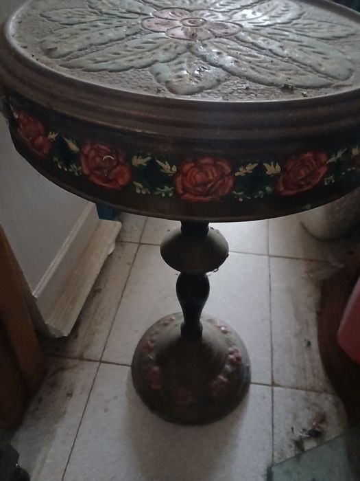 Mesinha redonda em latao antiga mede 60 altura x 30 diametro com 3 pec