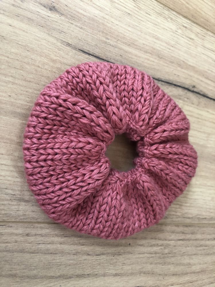 Scrunchie frotka wełniana jak sweter malinowa