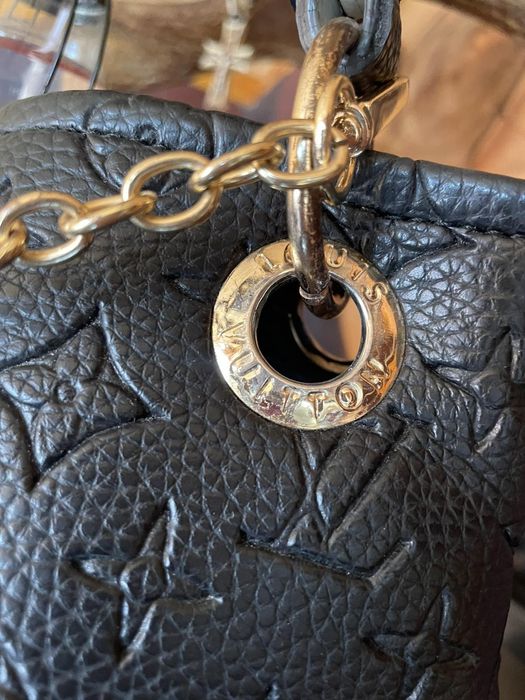 Сумка louis vuitton чорна з тисненням монограми!.