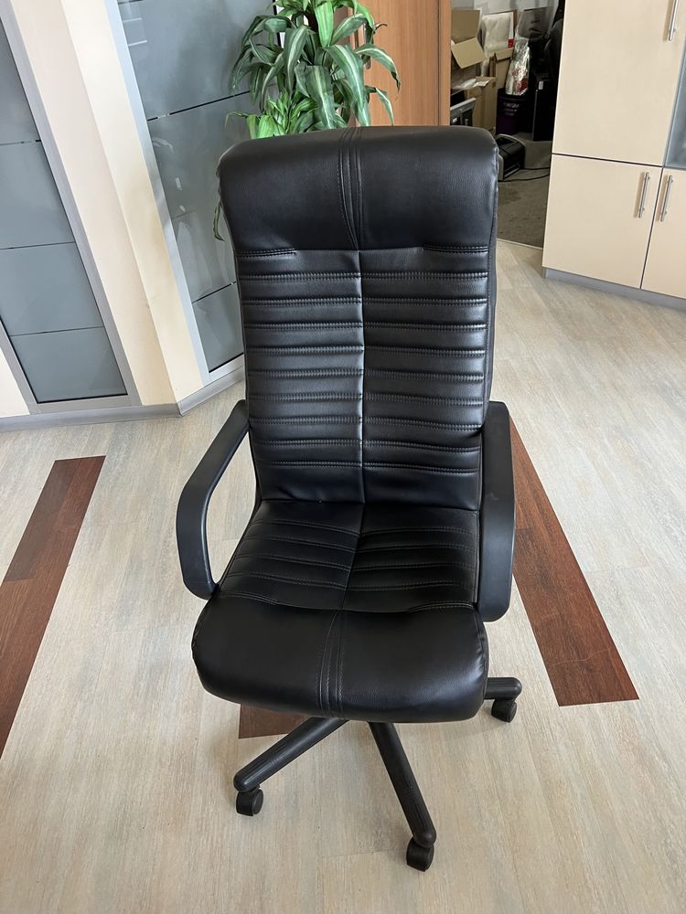 Люксове шкіряне та практичне крісло для офісу