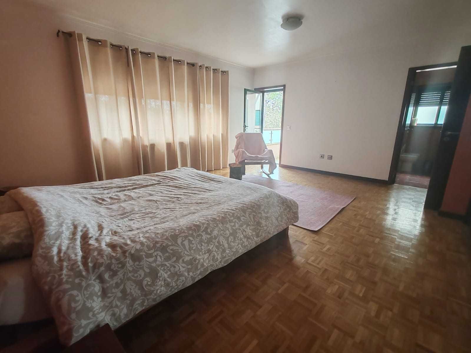 Quarto suite mobilado e espaçoso com varanda e casa de banho privadas