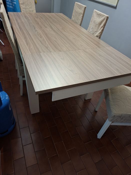 Mesa extensivel com 6 cadeiras