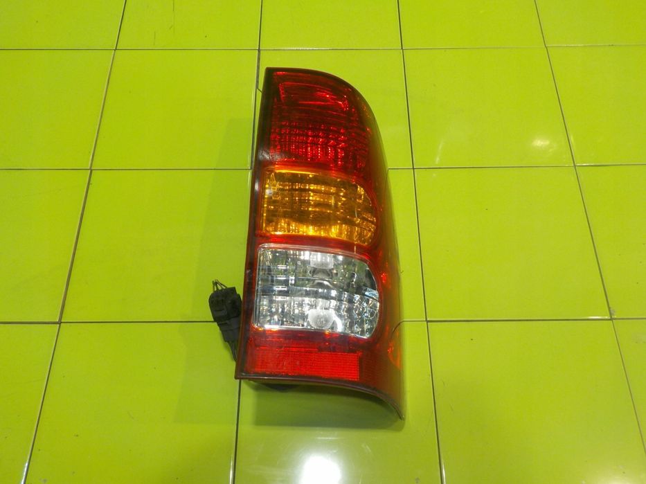 TOYOTA HILUX VII 3.0 D4D 08r lampa prawa tyl