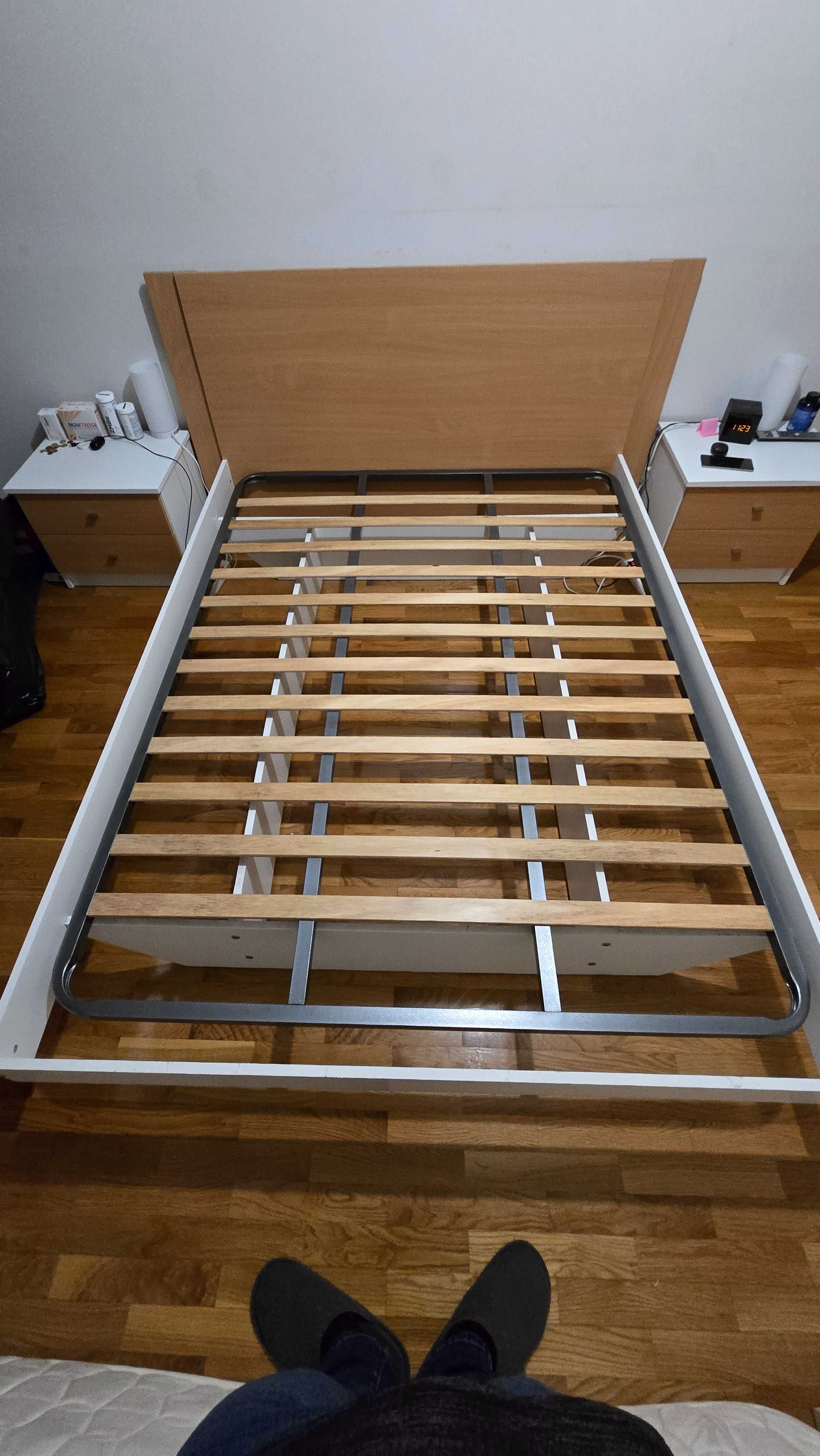 Quarto casal, cama com estrado de 140x200, mesinhas e comoda.
