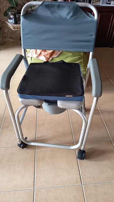 Cadeira Sanitária e de Banho com rodas