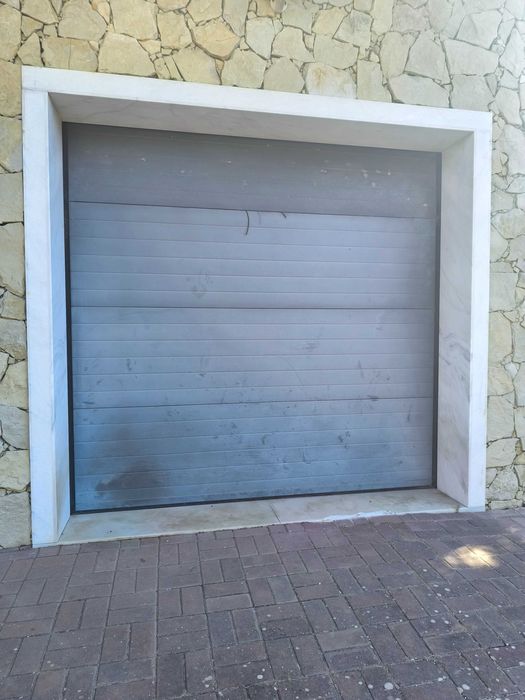 Portão de garagem em bom estado