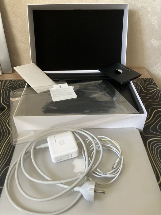 Комплект MacBook Air 13 inch 128 GB SSD Intel Core i5 модель А1466