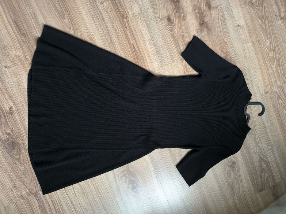 Sukienka z prążkowanej dzianiny Reserved