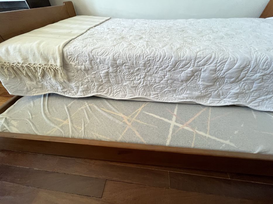 Cama solteiro com gavetão/segunda cama + mesa de cabeceira