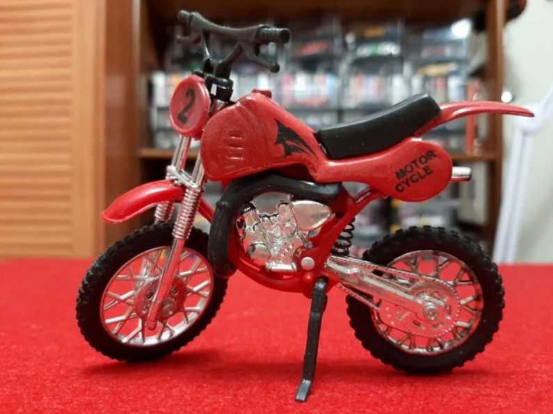Moto Cross Vermelha em Metal com Vários Acessórios