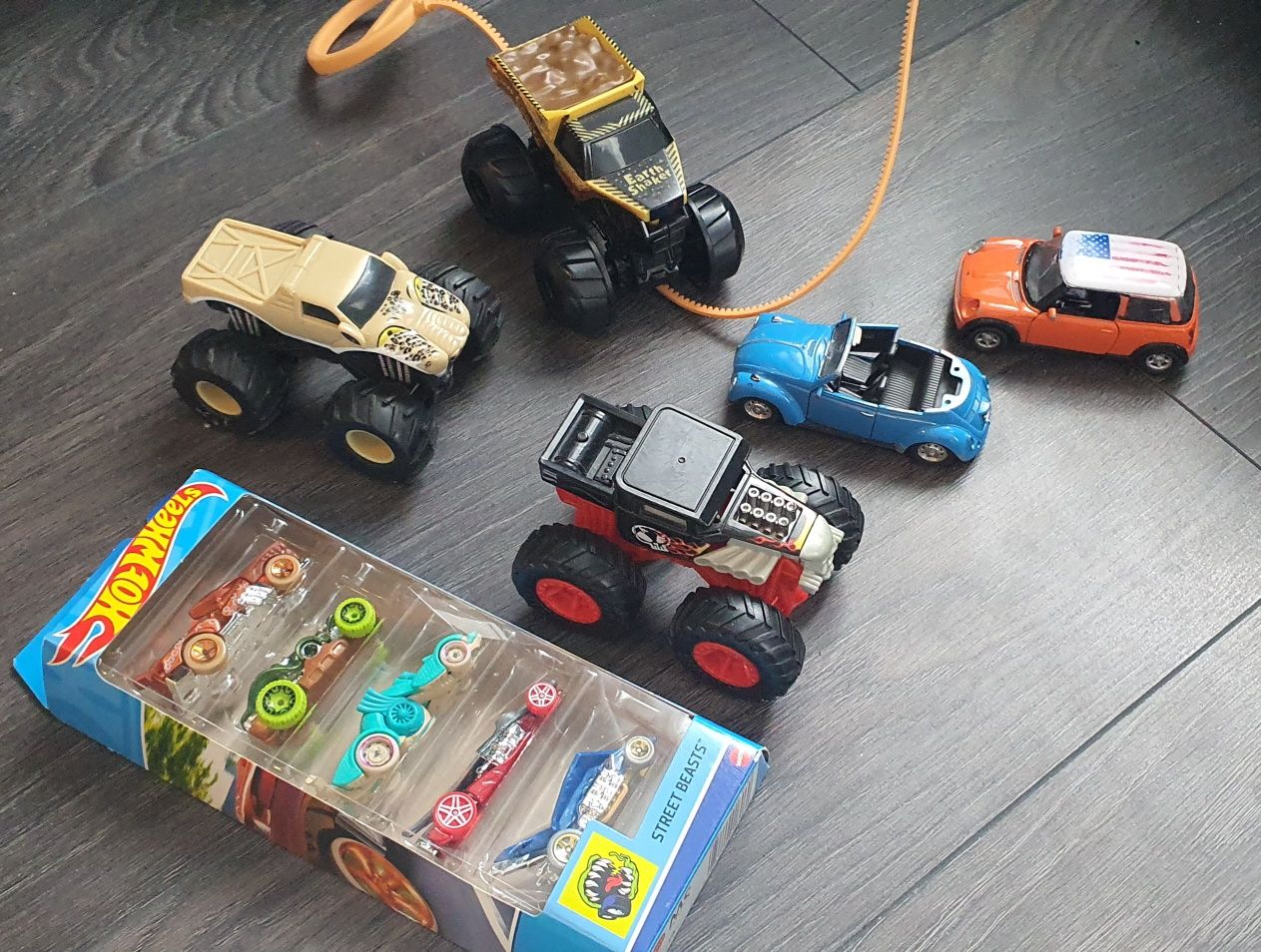 Auta hot wheels nowe, i monster truck z napedem
Autka monster truck z