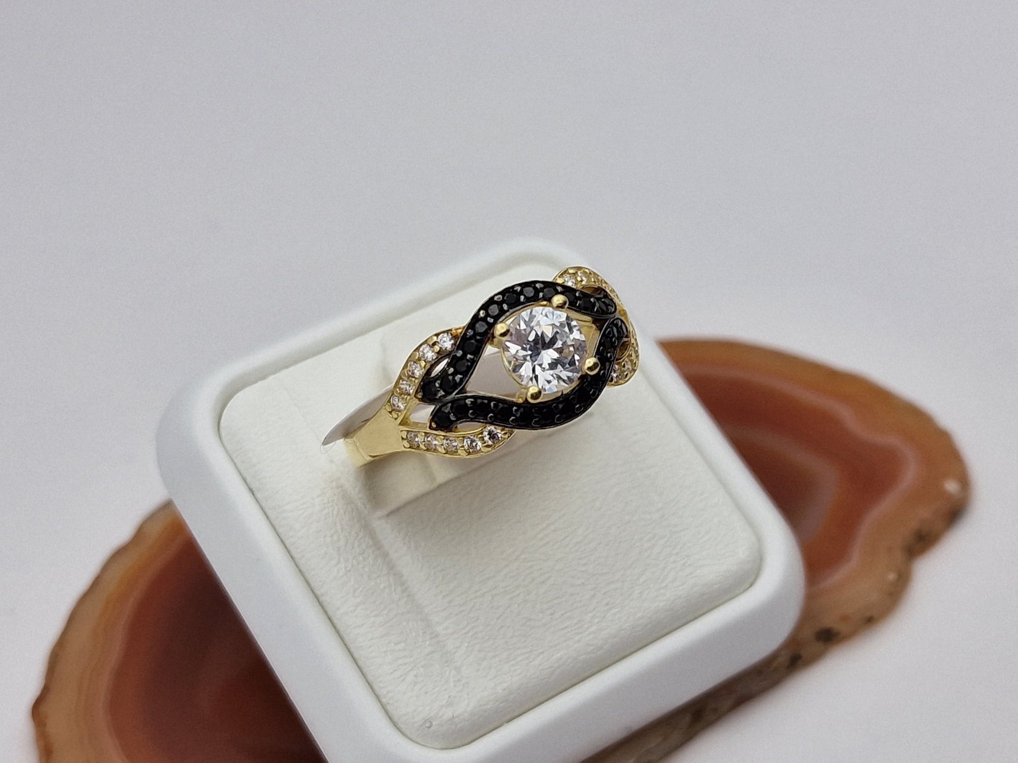 Nowy złoty pierścionek, próba 585, białe czarne cyrkonie Rozmiar 23