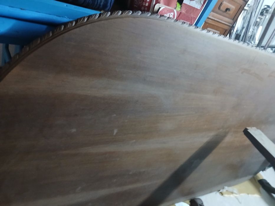 Mesa em madeira maciça  grande mede  2.40 x 1.10 com 8 cadeiras