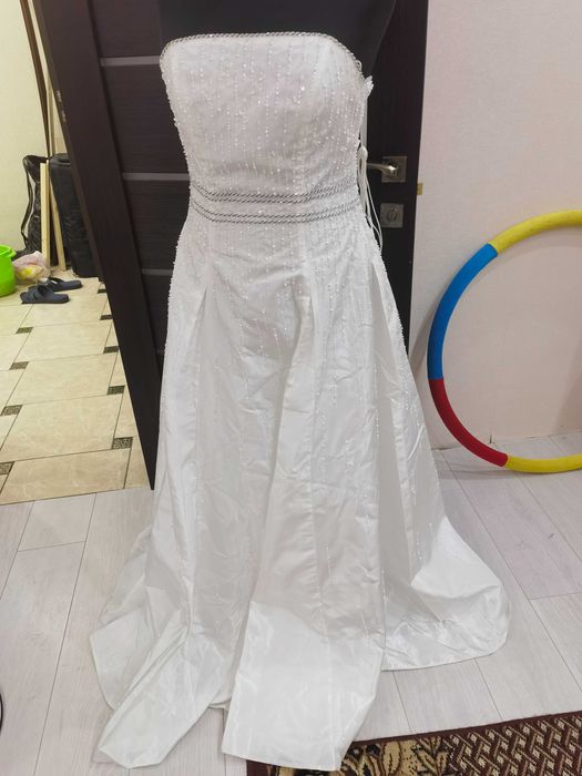 Весільна сукня нова, усипана біссером