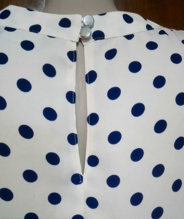 Блузка р.52 чорний горох на фоні коліру нюд довгі рукави