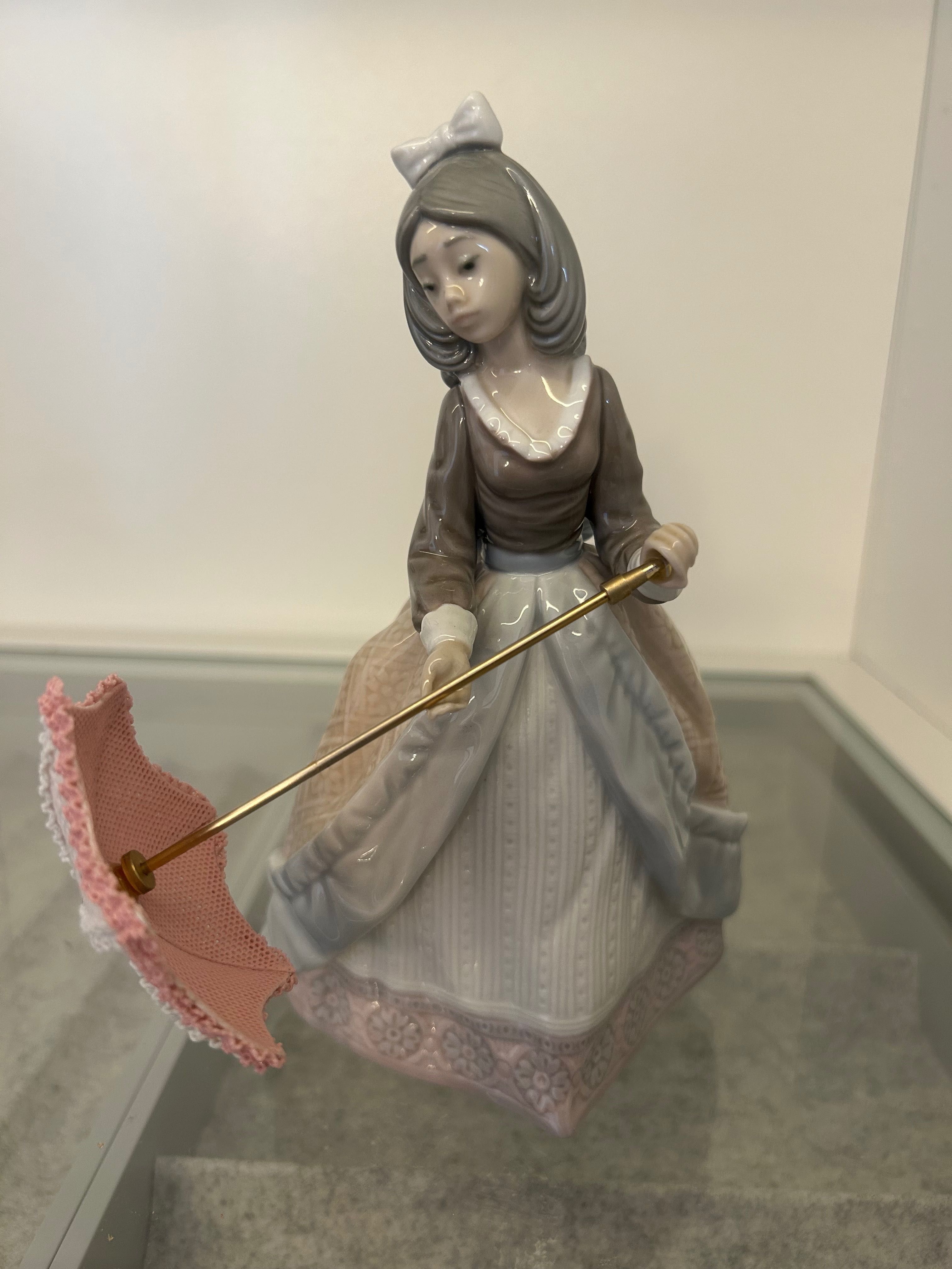 Lladró 5210 “Jolie” - senhora com guarda-sol