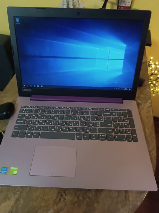 Подається ноутбук Lenovo