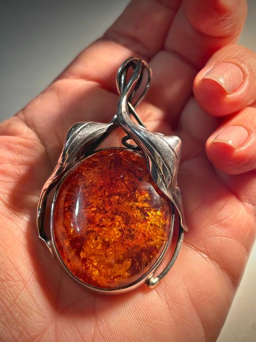 Zawieszka  srebrna (pr.925) z bursztynem, duża i przepiękna, 19,77 g