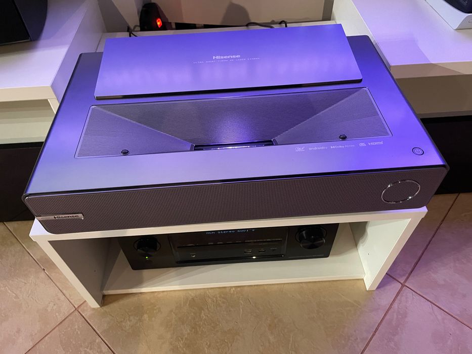 Projetor UST 4K Hisense PX1-Pro + tela ALR Lenticular de 120”