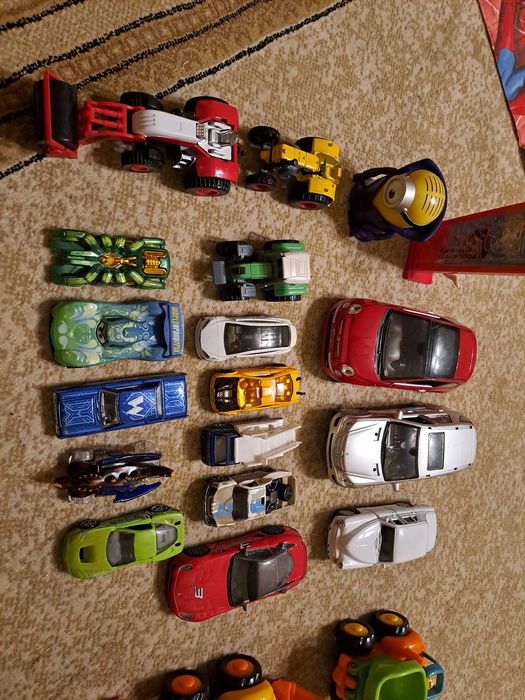 Zestaw zabawek. Lokomotywy Stacyjkowo, autka