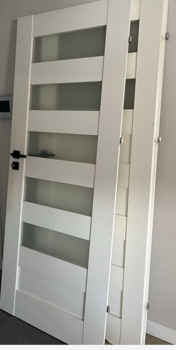 Drzwi białe i dąb oscieżnica futryna