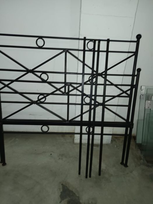 Cama de ferro completa com estrado e colchão
