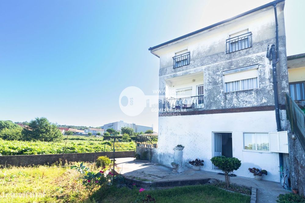 Moradia Bifamiliar com Potencial de Rentabilização – São Victor, Braga
