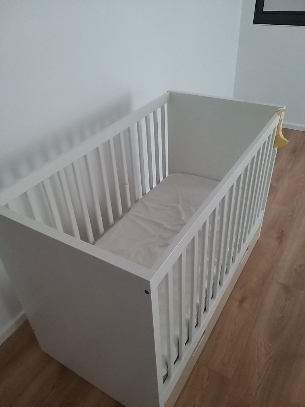 Cama de bebé com colchão