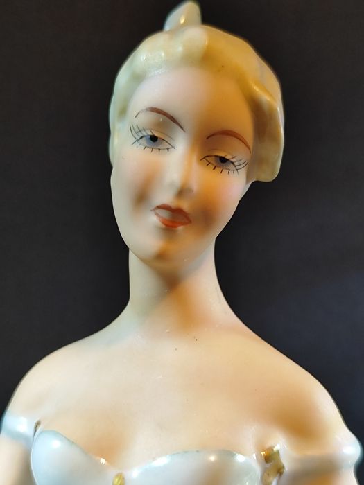 Porcelana GEROLD Figurka Dama z psem Borzoj TETAU 1949 r.