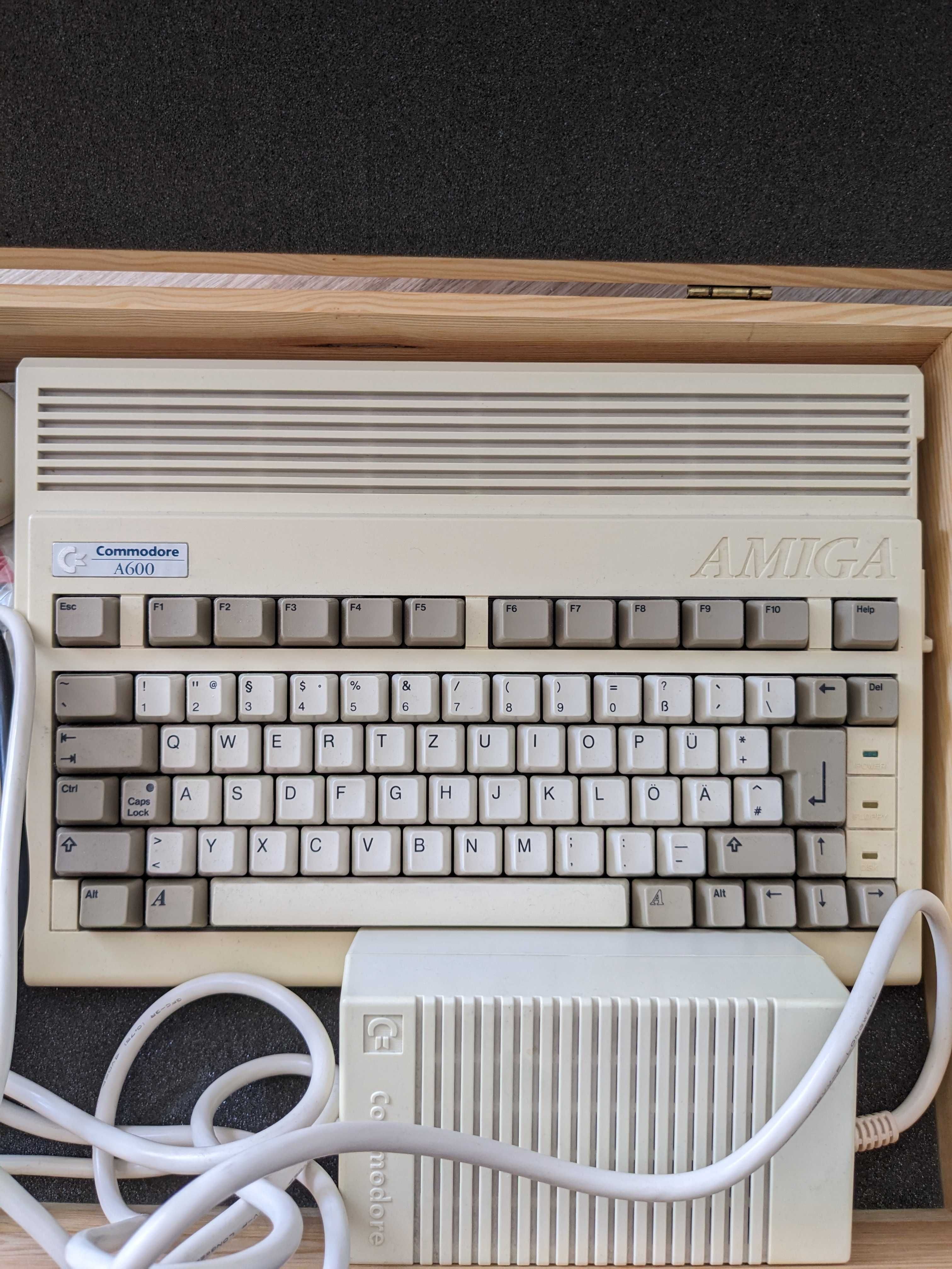Amiga 600, komplet, gry, 2x joystick, zasilacz, mysz i pudełko