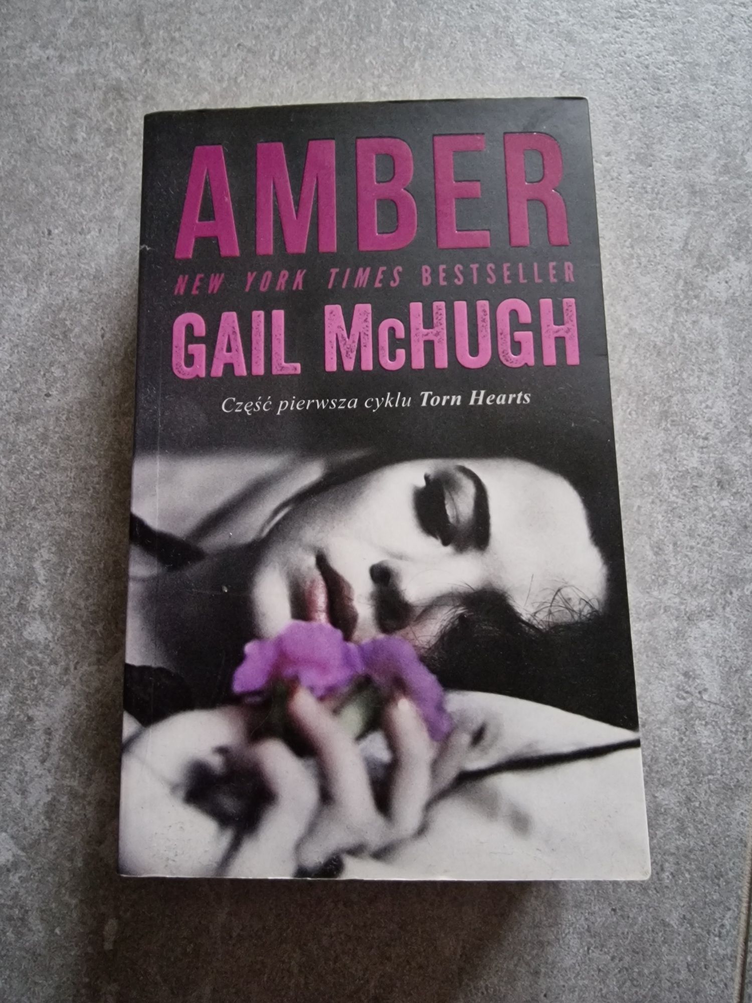 Amber - Gail McHugh, romans autorki Collide i Pulse