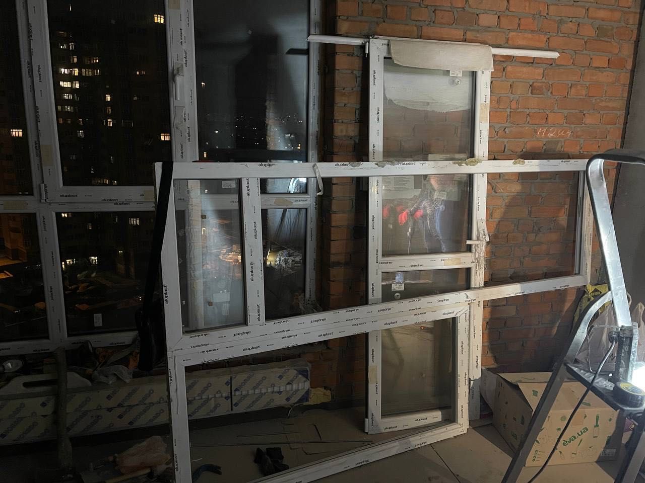 Продам металлопластиковую балконную дверь с окном