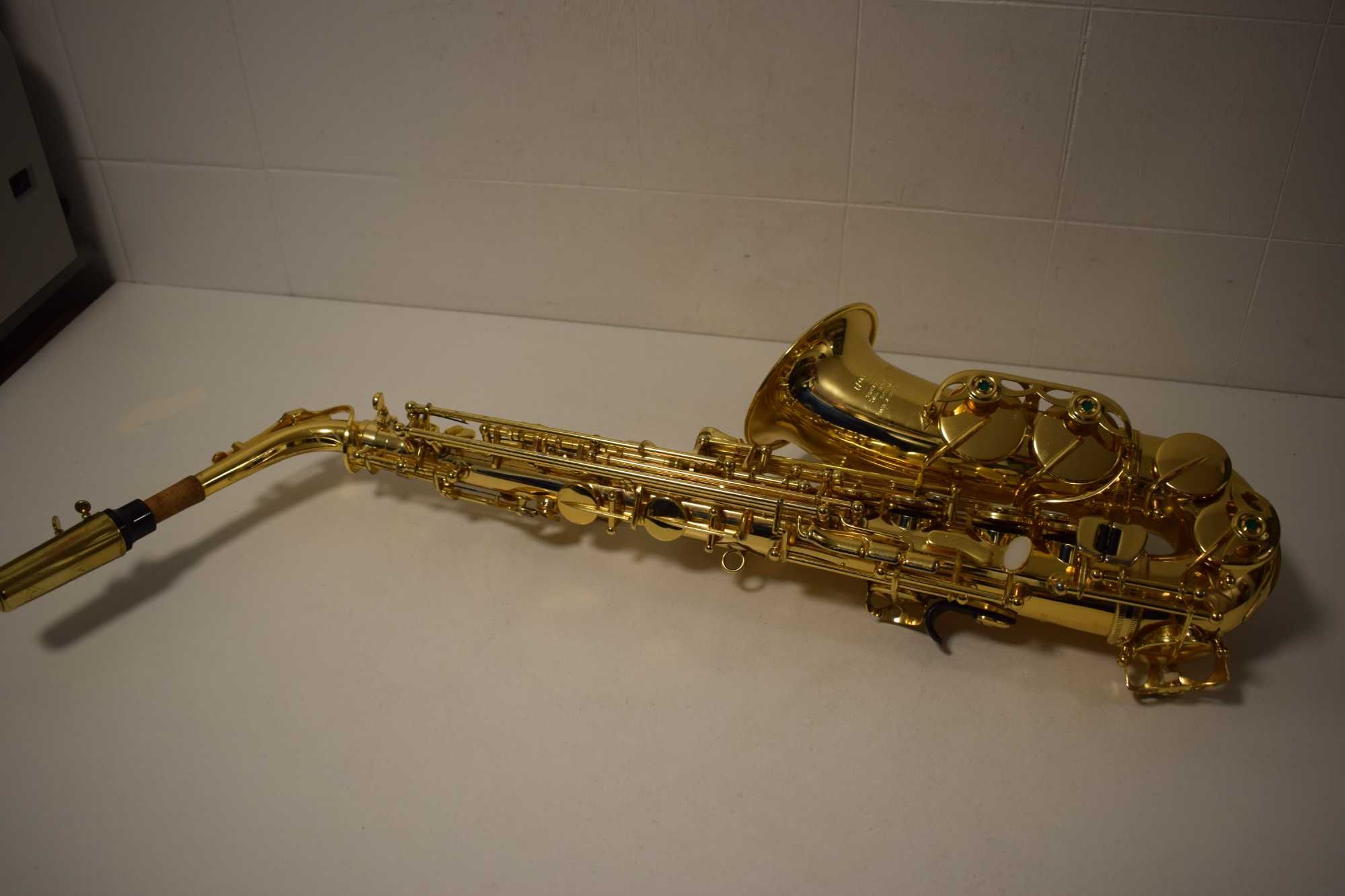 Saxofone Alto Marca Nova com estojo