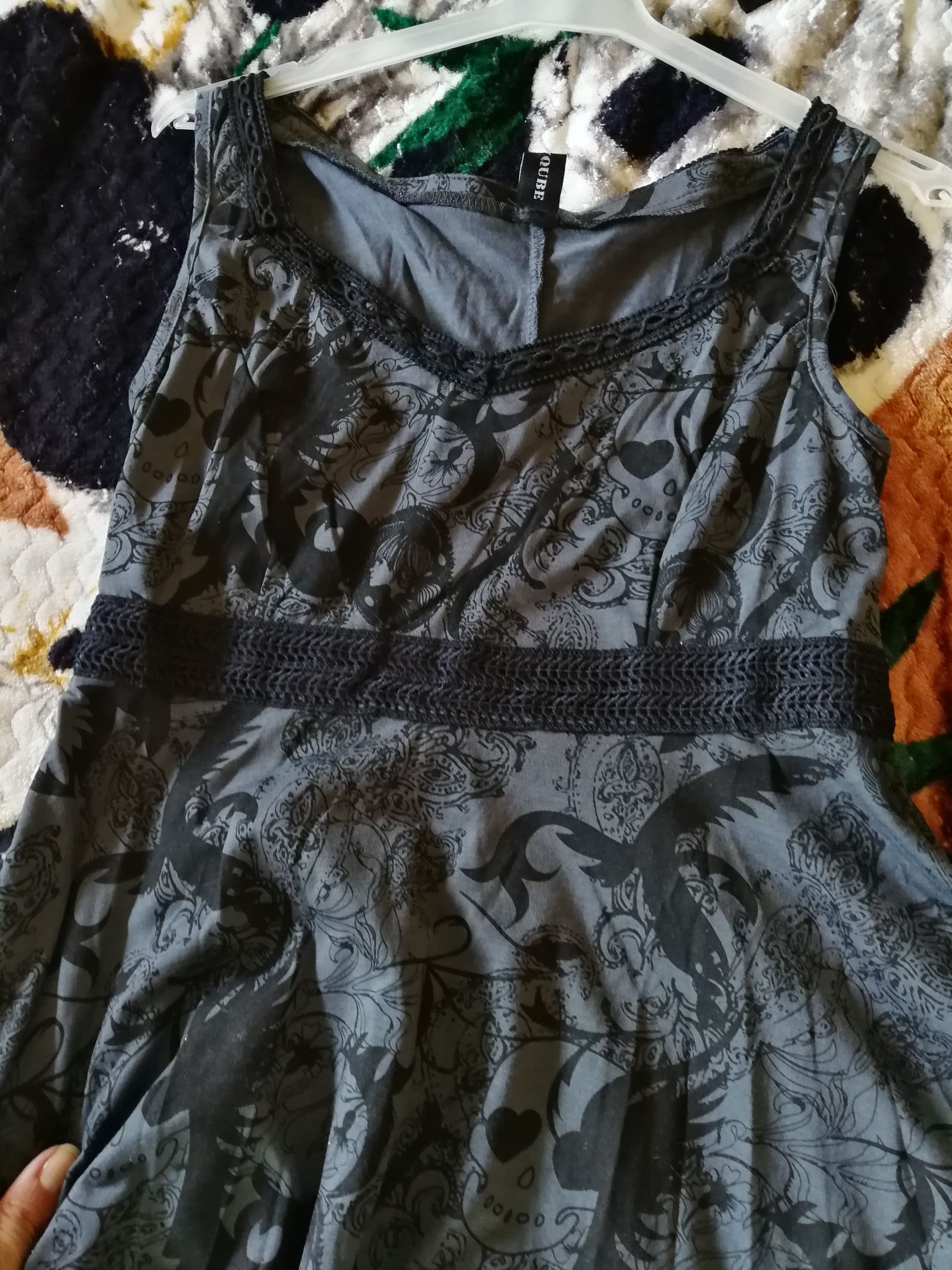 Vestido cinza e preto com caveiras