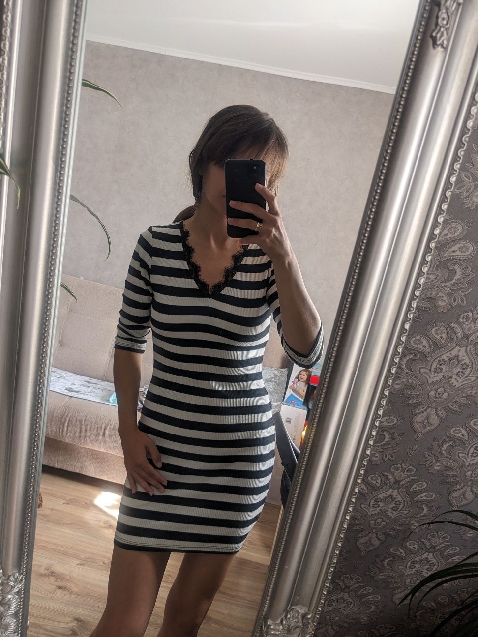 Sukienka mini paski prążki koronka dekolt serek dopasowana mini