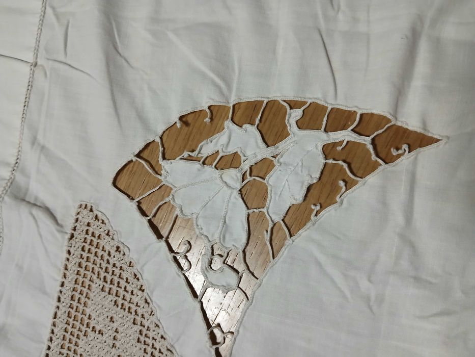 Lençol 2,44 x 2m com renda e bordado(os bordados tem partes rasgadas)