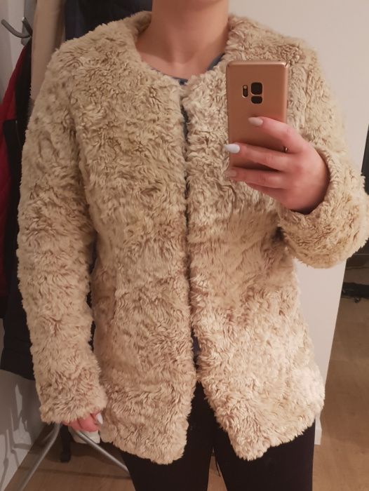 Futrzana jasna kurtka płaszcz FUTRO Stradivarius r. S TANIO