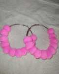 Brincos com pom pons rosa