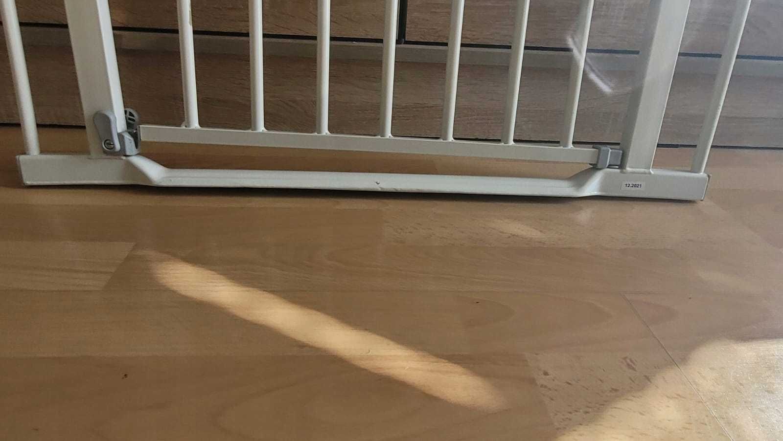 Hauck AutoClose Barierka ROZPOROWA z NISKIM PROGIEM na drzwi 75-80 cm