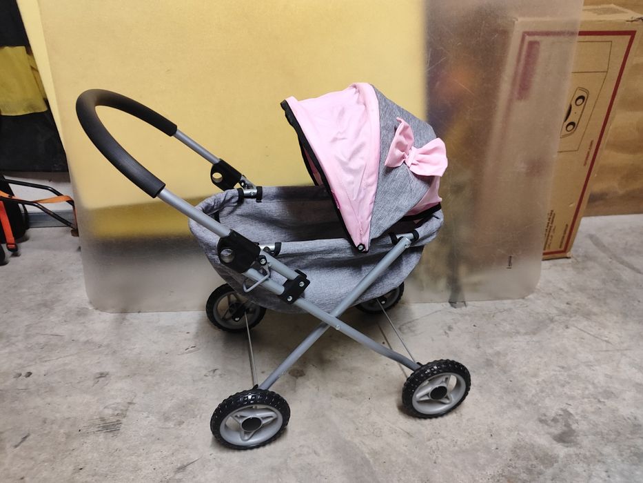 É um carrinho de bonecas