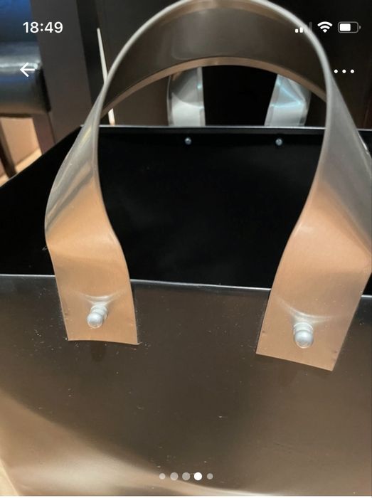 Cesto preto em metal com asas prateadas