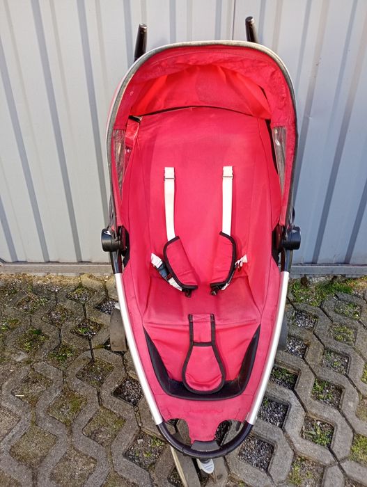 Czerwony wózek dziecięcy lekko jeżdżący