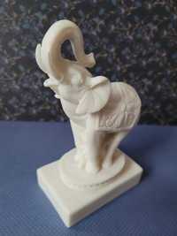 Figurka z alabastru